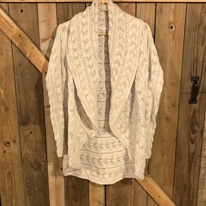 Beautiful winter white Cabi high/low cardigan with shawl collar…